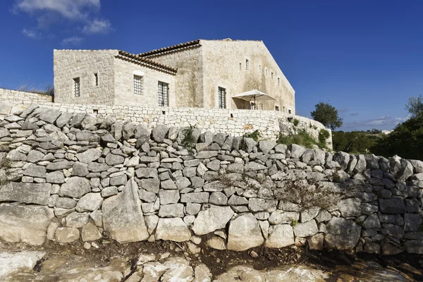 Italia, Sicilia, campo (provincia de Ragusa), casa típica siciliana de piedra — Foto de Stock