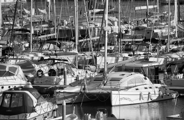 Италия, Сицилия, Средиземное море, Marina di Ragusa; 9 ноября 2015 года, вид роскошных яхт в марине - EDITORIAL — стоковое фото