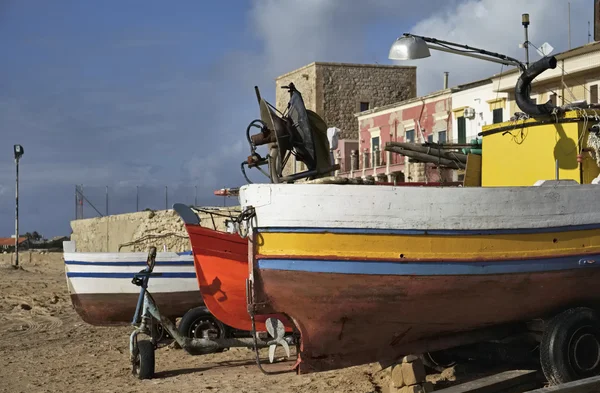 Włochy, Sycylia, Morze Śródziemne, Punta Secca (Prowincja Ragusa), drewniane łodzie rybackie na lądzie — Zdjęcie stockowe