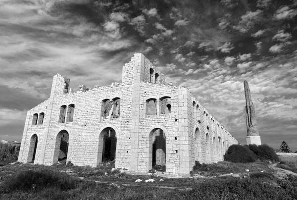 Itálie; Sicílie, městě Sampieri (provincie Ragusa), pozůstatky staré továrny cihly — Stock fotografie