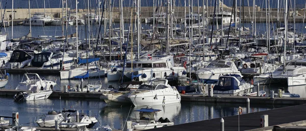 Italia, Sicilia, Mar Mediterraneo, Marina di Ragusa; 8 novembre 2015, veduta di yacht di lusso nella marina - EDITORIALE — Foto Stock