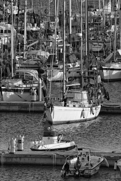 Italien, Sicilien, Medelhavet, Marina di Ragusa; 4 februari 2016, yachter båtar och lyxiga i marina - ledare — Stockfoto