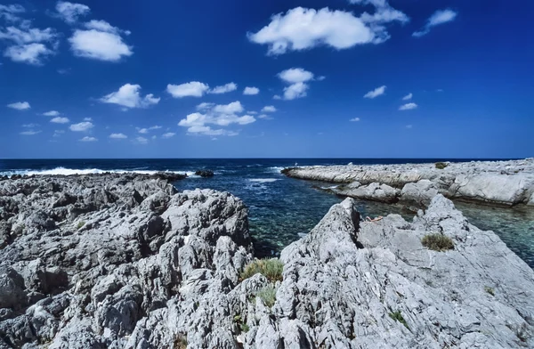 イタリア、シチリア島、ティレニア海、S.Vito ロ ・ カーポ (トラーパニ) - フィルム スキャンの近くの岩の多い海岸線観 — ストック写真