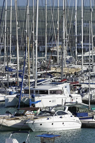 Italia, Sicilia, Mar Mediterráneo, Marina di Ragusa; 17 Enero 2016, vista de yates de lujo en el puerto deportivo - EDITORIAL — Foto de Stock