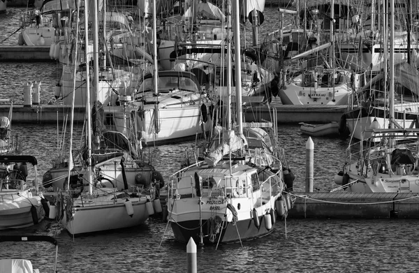 Italia, Sicilia, Mar Mediterráneo, Marina di Ragusa; 4 Febrero 2016, barcos y yates de lujo en el puerto deportivo - EDITORIAL — Foto de Stock