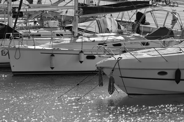 Италия, Сицилия, Средиземное море, Marina di Ragusa; 13 января 2016, вид роскошных яхт в марине - EDITORIAL — стоковое фото