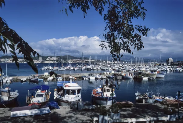 Frankrike, Korsika, Medelhavet, Ajaccio; 6 juni 2001, trä fiskebåtarna i hamnen (Film Skanna) - ledare — Stockfoto