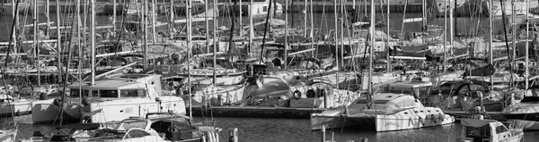 Italia, Sicilia, Mar Mediterráneo, Marina di Ragusa; 5 Enero 2016, vista de yates de lujo en el puerto deportivo - EDITORIAL — Foto de Stock