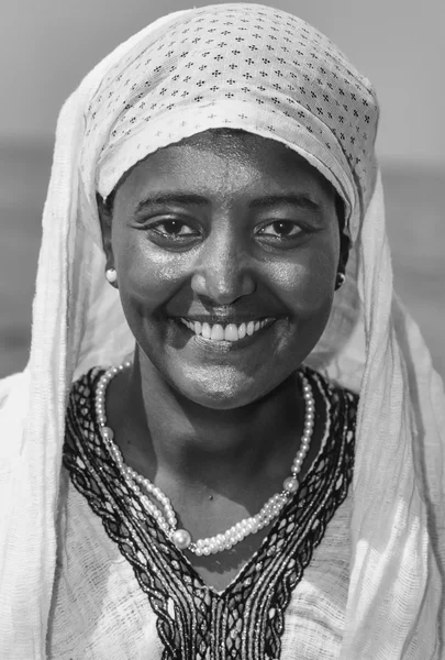 SUDAN, Faro del Arrecife de Sanghaneb; 13 de noviembre de 2002, Mujer sudanesa vestida de manera tradicional (SCAN DE PELÍCULA) - EDITORIAL — Foto de Stock