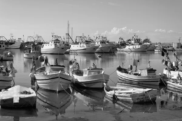 意大利, 西西里岛, 斯科格利蒂 (拉古萨省);2015年10月12日, 西基连木船在港口-编辑 — 图库照片