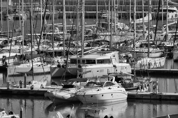 Italia, Sicilia, Mar Mediterráneo, Marina di Ragusa; 27 Enero 2016, vista de yates de lujo en el puerto deportivo - EDITORIAL —  Fotos de Stock