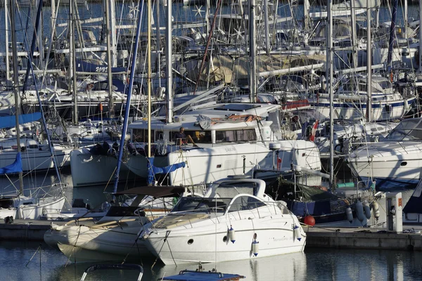 Italien, Sicilien, Medelhavet, Marina di Ragusa; 17 November 2015, syn på lyxiga yachter i marina - ledare — Stockfoto