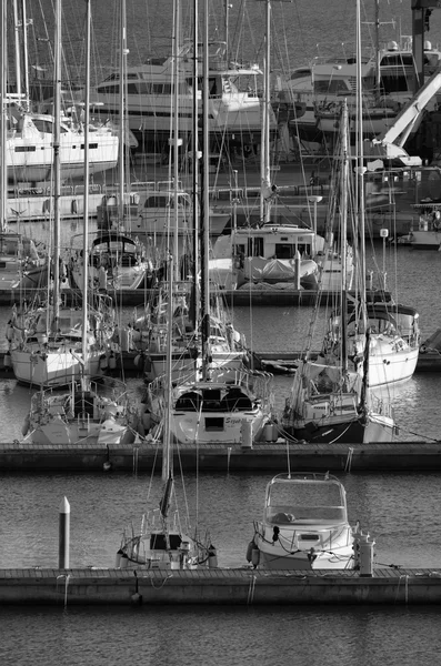 İtalya, Sicilya, Akdeniz, Marina di Ragusa; 28 Ocak 2016, marina - içerik görünümü Lüks Yatlar — Stok fotoğraf