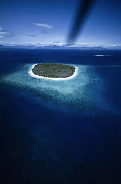 Oceano Pacifico, Isole Figi, veduta aerea di una piccola isola della barriera corallina tropicale - FILM SCAN — Foto Stock