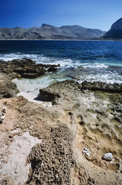 Италия, Сицилия, Тирренское море, вид на сицилийское скалистое побережье возле Сан-Вито-Ло-Капо (провинция Трапани) - FILM SCAN — стоковое фото