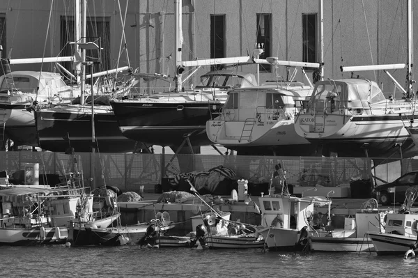 Italia, Sicilia, Mar Mediterráneo, Marina di Ragusa; 5 Febrero 2016, barcos de pesca de madera y yates de lujo en tierra en un astillero en el puerto deportivo - EDITORIAL — Foto de Stock