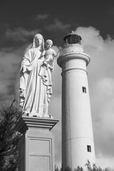 Italien, Sizilien, Mittelmeer, Punta Secca (Provinz Ragusa), Madonnenstatue im Hafen und Leuchtturm im Hintergrund — Stockfoto