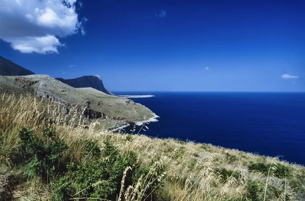 Ιταλία, Σικελία, Τυρρηνική θάλασσα, θέα στην βραχώδη ακτογραμμή κοντά Capo Lo S.Vito (Trapani) - σάρωση φιλμ — Φωτογραφία Αρχείου