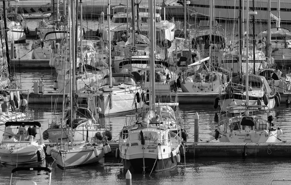 Italien, Sicilien, Medelhavet, Marina di Ragusa; 26 December 2015, syn på lyxiga yachter i marina - ledare — Stockfoto