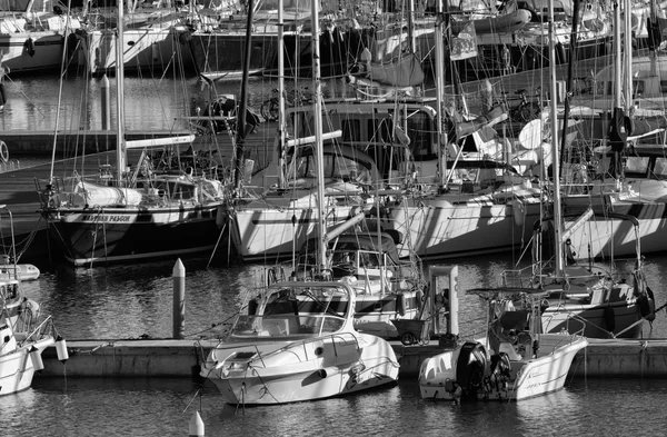 意大利的西西里岛，地中海，玛丽娜迪拉古;2015 年 12 月 12 日，小船和豪华游艇在码头-社论 — 图库照片