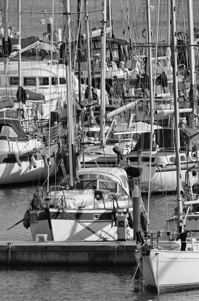 Olaszország, Szicília, Földközi-tenger, Marina di Ragusa; 2016. január 31., csónakok és luxus jacht a kikötőben - szerkesztői — Stock Fotó