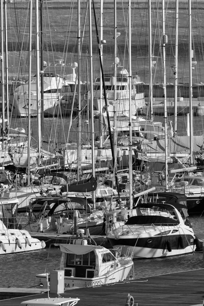 Italien, Sicilien, Medelhavet, Marina di Ragusa; 17 januari 2016, syn på lyxiga yachter i marina - ledare — Stockfoto