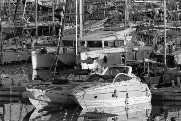 Italien, Sicilien, Medelhavet, Marina di Ragusa; 10 November 2015, syn på lyxiga yachter i marina - ledare — Stockfoto