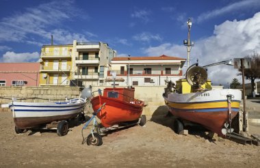İtalya, Sicilya, Akdeniz, Punta Secca (Ragusa eyaletinde), ahşap balıkçı tekneleri karaya