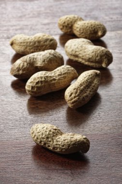 Ahşap bir masa üzerinde kavrulmuş fıstık