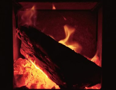 Yakacak odun ocağında yanıyor.