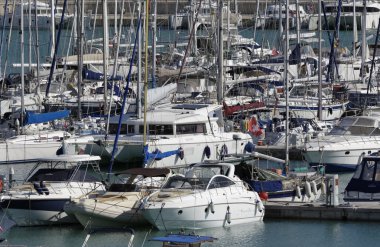 İtalya, Sicilya, Akdeniz, Marina di Ragusa; 23 Ekim 2015, marina - içerik görünümü Lüks Yatlar