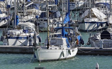 İtalya, Sicilya, Akdeniz, Marina di Ragusa; 17 Ocak 2016, marina - içerik görünümü Lüks Yatlar