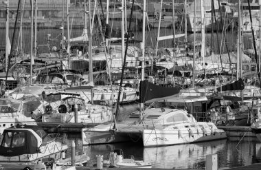 İtalya, Sicilya, Akdeniz, Marina di Ragusa; 2 Ekim 2015, marina - içerik görünümü Lüks Yatlar