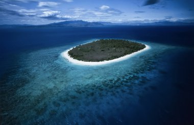 Pasifik Okyanusu, Fiji Adaları, havadan görünümü bir küçük tropik resif Adası - Film tarama