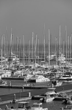 İtalya, Sicilya, Akdeniz, Marina di Ragusa; 12 Ocak 2016, marina - içerik görünümü Lüks Yatlar