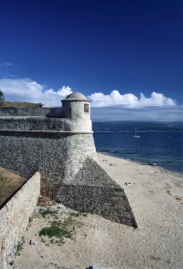 Fransa, Corsica, Akdeniz, Ajaccio, eski şehir surları ve plaj (Film tarama görünümü)