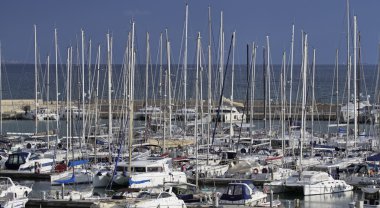 İtalya, Sicilya, Akdeniz, Marina di Ragusa; 20 Aralık 2015, marina - içerik görünümü Lüks Yatlar