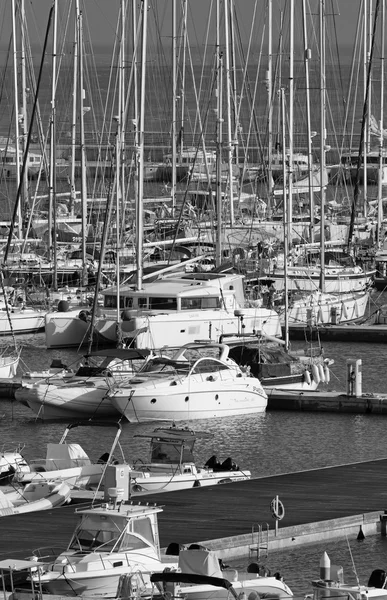 Italie, Sicile, Méditerranée, Marina di Ragusa ; 12 Janvier 2016, vue sur les yachts de luxe dans la marina - EDITORIAL — Photo