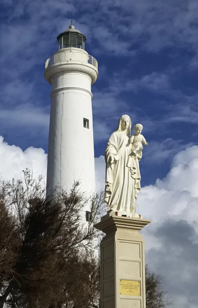 Itálie, Sicílie, Středozemní moře, Punta Secca (provincie Ragusa), socha Madony v přístavu a maják v pozadí — Stock fotografie