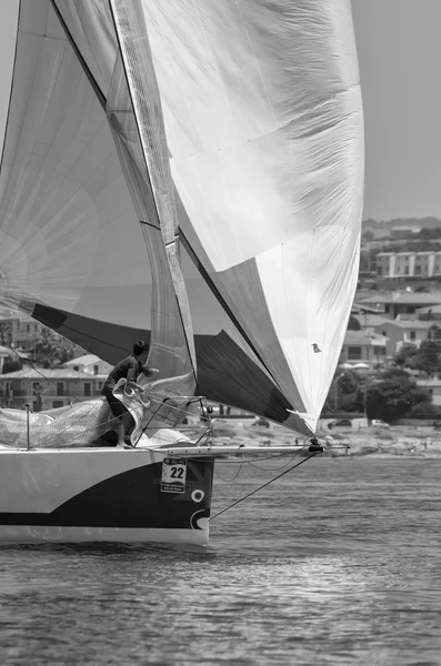 Itálie, Sicílie, Středozemního moře; 30. června 2012, chlapce na plachty na plachetnici během závodu plachetnic - Editorial — Stock fotografie