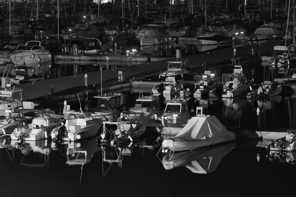 Italien, Sizilien, Mittelmeer, Marina di ragusa; 18. Oktober 2015, Blick auf Luxusjachten in der Marina bei Nacht - Leitartikel — Stockfoto