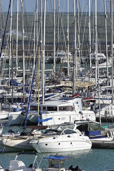 Италия, Сицилия, Средиземное море, Marina di Ragusa; 17 января 2016, вид роскошных яхт в марине - EDITORIAL — стоковое фото