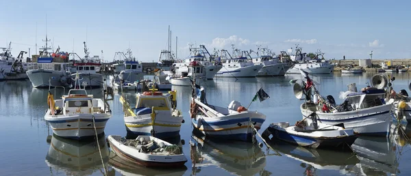 Italia, Sicilia, Scoglitti (provincia di Ragusa); 12 ottobre 2015, pescherecci siciliani in legno nel porto - EDITORIALE — Foto Stock