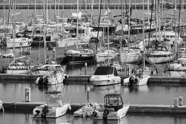 意大利的西西里岛，地中海，玛丽娜迪拉古;2016 年 2 月 7 日，小船和豪华游艇在码头-社论 — 图库照片