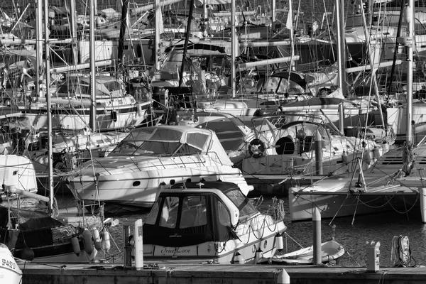 Włochy, Sycylia, Morze Śródziemne, Marina di Ragusa; 10 grudnia 2015 widok luksusowych jachtów w marinie - Redakcja — Zdjęcie stockowe
