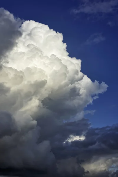 Nuages dans le ciel — Photo