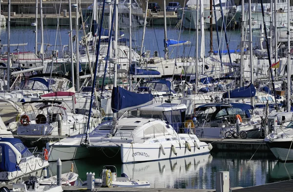 Włochy, Sycylia, Morze Śródziemne, Marina di Ragusa; 16 października 2015, widok luksusowych jachtów w marina - Redakcja — Zdjęcie stockowe