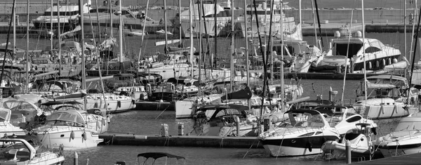 İtalya, Sicilya, Akdeniz, Marina di Ragusa; 21 Eylül 2015, marina - içerik görünümü Lüks Yatlar — Stok fotoğraf