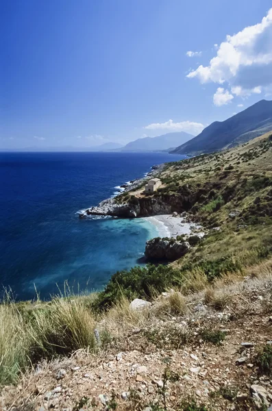 Ιταλία, Σικελία, Τυρρηνική θάλασσα και θέα τη βραχώδη ακτογραμμή κοντά Capo S.Vito Lo, το εθνικό πάρκο Ζιγκαρο (Trapani) - σάρωση φιλμ — Φωτογραφία Αρχείου