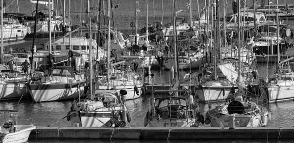 意大利, 西西里岛, 地中海, 滨海迪拉古萨;2015年10月17日, 码头豪华游艇的看法-社论 — 图库照片